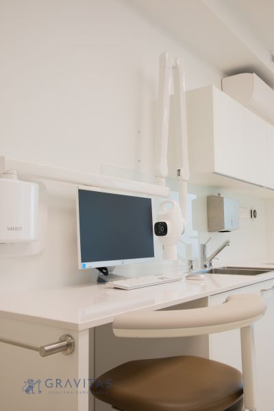 Kompletne zariadená zubná ambulancia, Záhorská Bystrica - Zubná ordinácia s počítačom a stoličkou v obchodnom priestore.