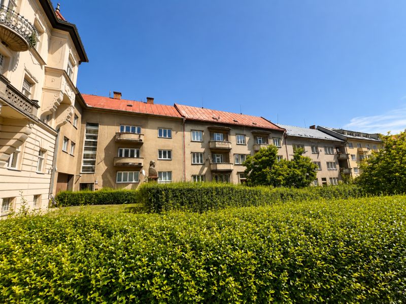 Na prenájom 1 izbový byt po rekonštrukcii – Banská Bystrica/centrum - Bytové domy s balkónmi a zeleňou na Národnej ulici v Centre mesta.