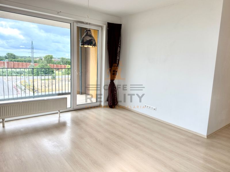 Na predaj novostavba 3 izbový byt, Bratislava, Nový Ružinov, Bajkalská - Obývacia izba v 3-izbovom byte s podlahou s dreveným dekorom a balkónom.