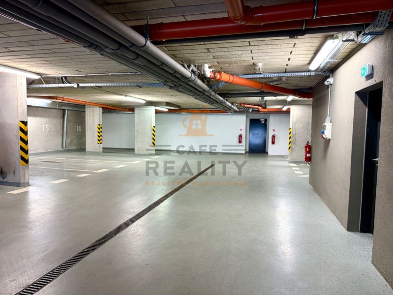Na predaj novostavba 3 izbový byt, Bratislava, Nový Ružinov, Bajkalská - Podzemná garáž s očíslovanými parkovacími miestami a výrazným označením stien.