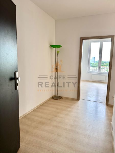 Na predaj novostavba 3 izbový byt, Bratislava, Nový Ružinov, Bajkalská - Interiér 3-izbového bytu s podlahou s dreveným dekorom a stojacou lampou.