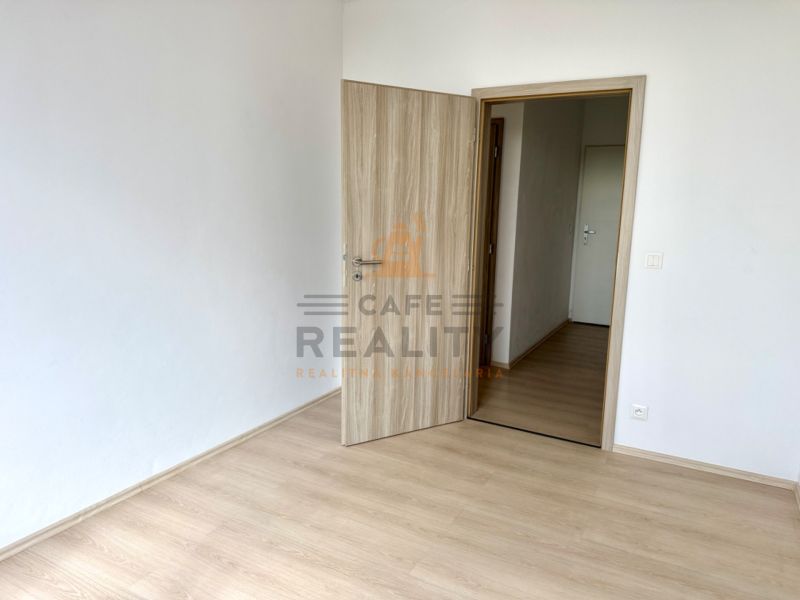 Na predaj novostavba 3 izbový byt, Bratislava, Nový Ružinov, Bajkalská - Izba v 3-izbovom byte s podlahou s dreveným dekorom a drevenými dverami.