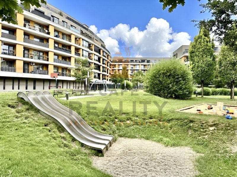 Na predaj novostavba 3 izbový byt, Bratislava, Nový Ružinov, Bajkalská - Detské ihrisko s tromi šmykľavkami pri bytovom dome na Bajkalskej v Bratislave - Ružinove.