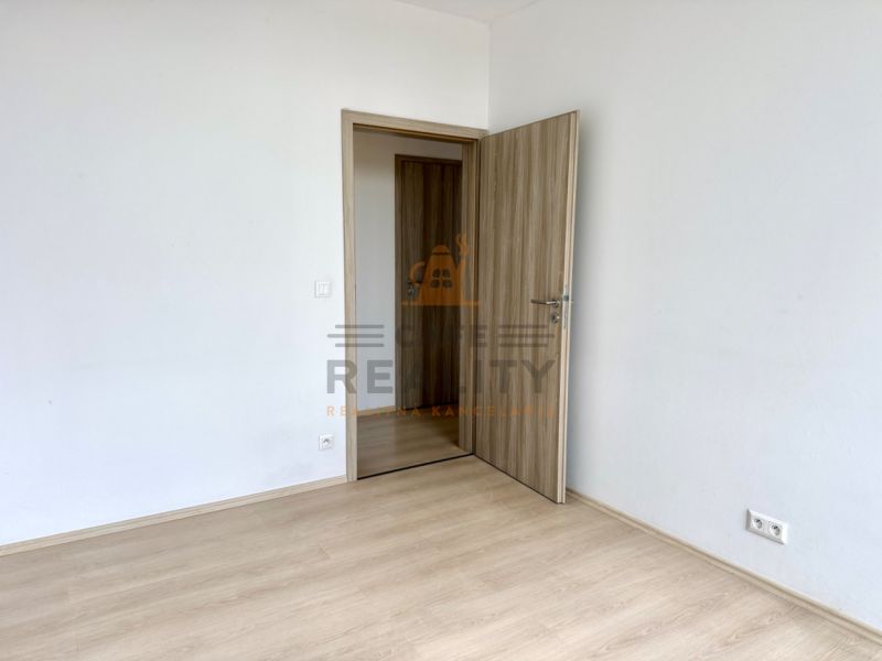Na predaj novostavba 3 izbový byt, Bratislava, Nový Ružinov, Bajkalská - Izba v 3-izbovom byte s podlahou s dreveným dekorom a drevenými dverami.