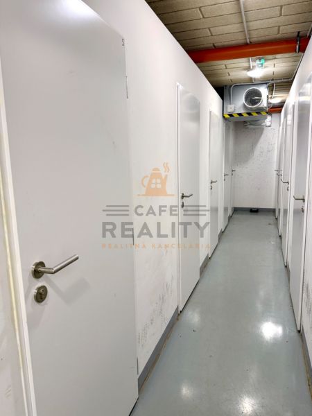 Na predaj novostavba 3 izbový byt, Bratislava, Nový Ružinov, Bajkalská - Chodba so zamknutými dverami a ventilačným systémom, ideálna na skladovacie účely.
