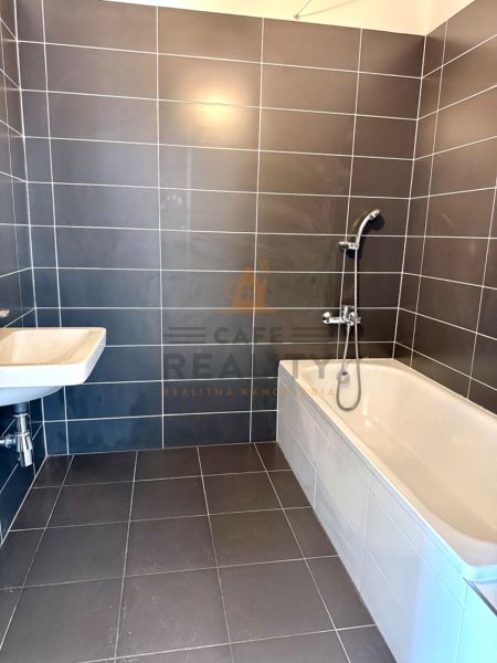 Na predaj novostavba 3 izbový byt, Bratislava, Nový Ružinov, Bajkalská - Kúpeľňa v 3-izbovom byte s tmavými obkladmi a vaňou.