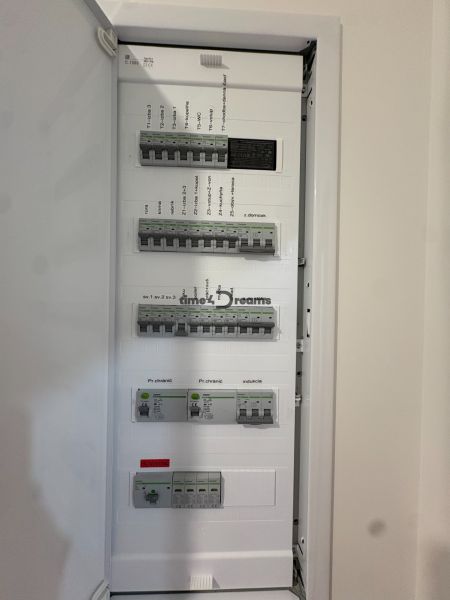Na predaj: Novostavba rodinného domu v Leviciach - Elektrický rozvádzač v rodinnom dome s ističmi a označením obvodov.