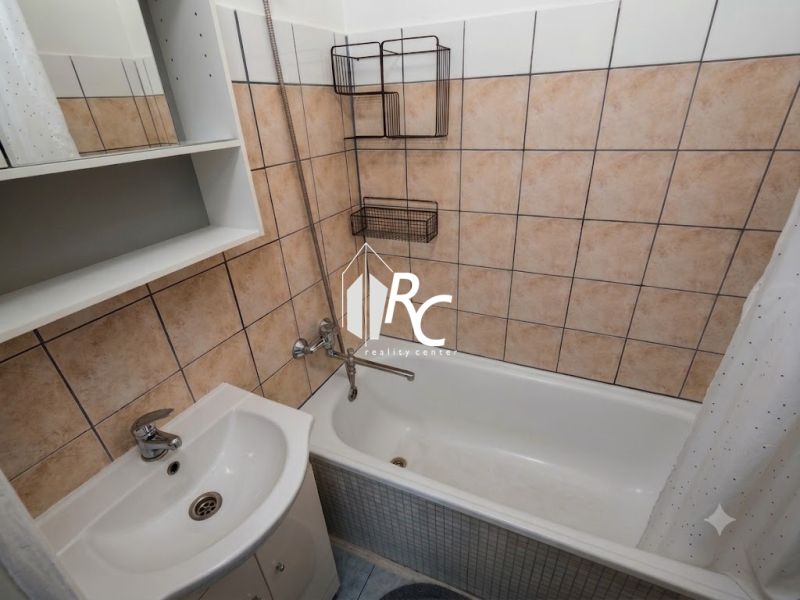 2 izbový byt v CENTRE Martina s veľkou loggiou - Kúpeľňa s vaňou a umývadlom obložená kachličkami v 2-izbovom byte.