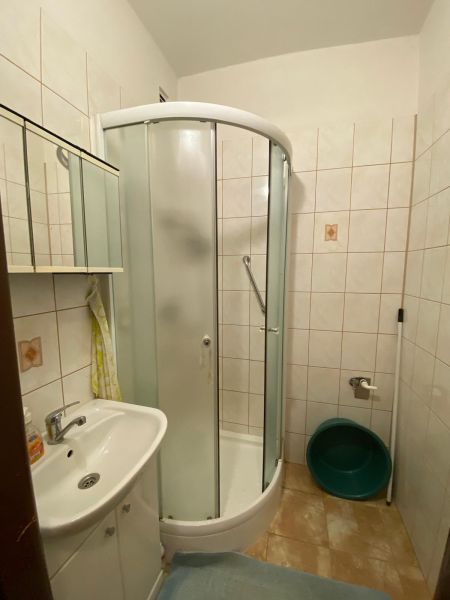 Predaj 3 izbového bytu vo Vyhniach - Kúpeľňa s umývadlom a sprchovacím kútom v 3-izbovom byte s dlažbou a obkladačkami.