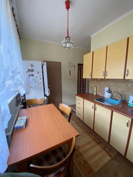 Predaj 3 izbového bytu vo Vyhniach - Kuchyňa v staršom štýle s dreveným stolom, ideálna pre 3-izbový byt.