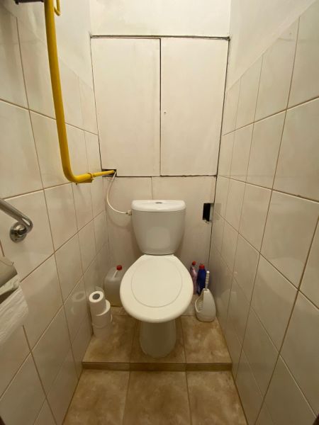 Predaj 3 izbového bytu vo Vyhniach - Kúpeľňa v 3-izbovom byte s bielymi obkladačkami, toaletou a potrebnými doplnkami.