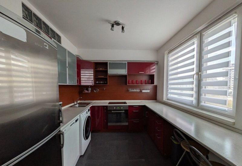 NOVÁ CENA - 4 izbový / 2 samostatné byt. jednotky, Wolkrova - Kuchyňa v 4-izbovom byte s červenými skrinkami a veľkými oknami.