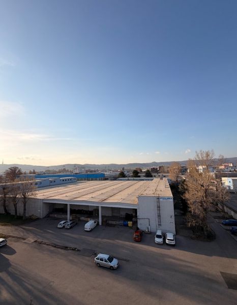 4-izbový byt, Bratislava/Nové Mesto, ulica Nová Rožňavská - Areál s parkoviskom a halou v Bratislave na Novej Rožňavskej, pozadie s panorámou.