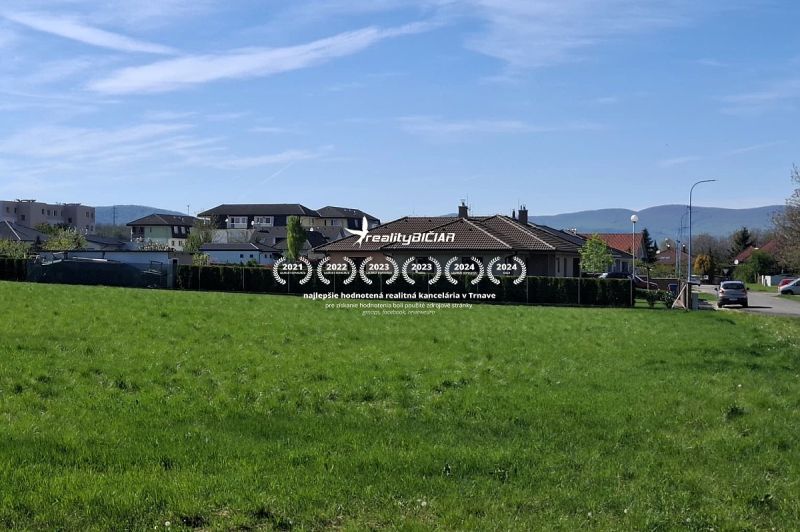 Stavebný pozemok 1212m² v obci Šelpice - Pozemok na bývanie na Slnečnej v Šelpiciach s výhľadom na domy a zeleň.
