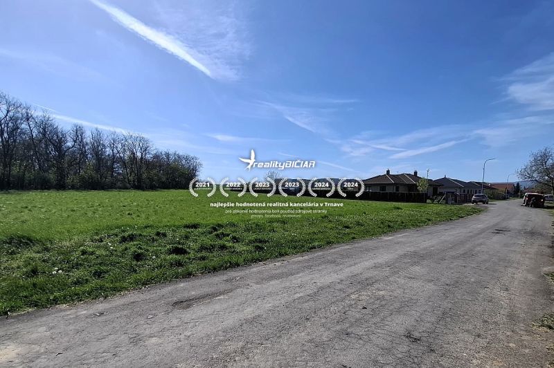 Stavebný pozemok 1212m² v obci Šelpice - Pozemky na bývanie na Slnečnej ulici v Šelpiciach, vedľa cesty a zelenej lúky.