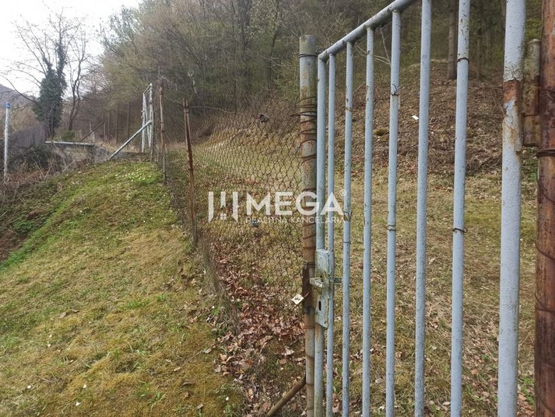 Na predaj pozemok/záhradka v záhradkárskej osade Poniklec Humenné - Brána a plot v záhrade na okraji lesíka v Humennom na ulici Záhrady.