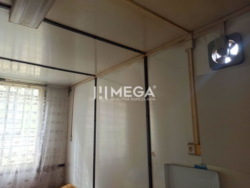 Na predaj pozemok/záhradka v záhradkárskej osade Poniklec Humenné - Interiér so závesom na okne a ventilátorom, vhodný pre priestory Záhrad.