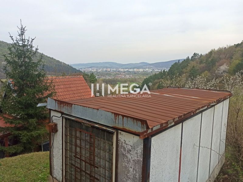 Na predaj pozemok/záhradka v záhradkárskej osade Poniklec Humenné - Výhľad na mesto Humenné zo záhrad v Humennom s rodinným domom v popredí.