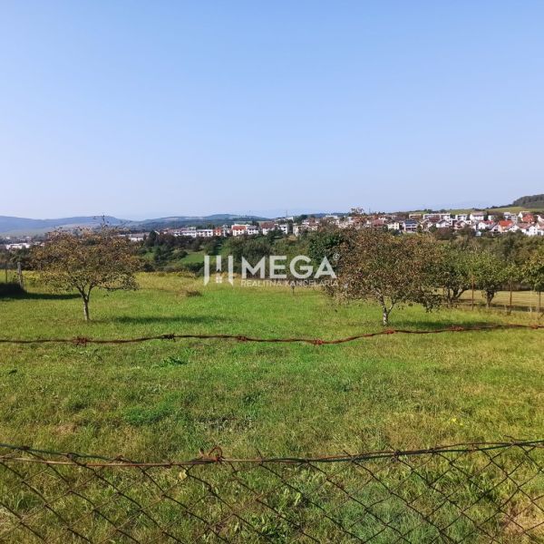 Na predaj stavebný pozemok priamo v meste Humenné - Pozemok pre bývanie v Humennom, s výhľadom na mestskú panorámu a zeleň.