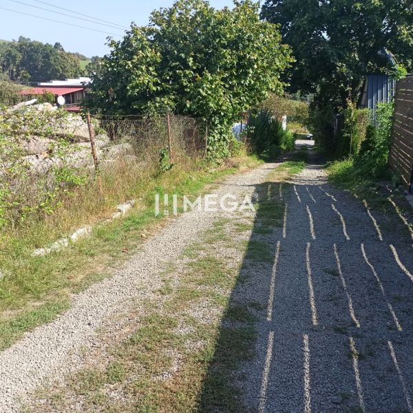 Na predaj stavebný pozemok priamo v meste Humenné - Štrková cesta vedie cez zelené pozemky pre bývanie na ulici v Humennom.