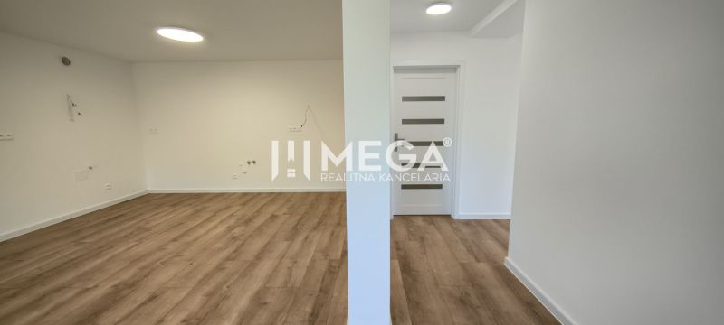 NOVINKA, na predaj tri prémiové 4 izbové byty v obci JASENOV (HE) - Priestranný priestor so svetlými stenami a podlahou s dreveným dekorom v 4-izbovom byte.