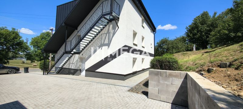NOVINKA, na predaj tri prémiové 4 izbové byty v obci JASENOV (HE) - Exteriér budovy v Jasenove s bočnými schodmi a prístupovým chodníkom, vhodný pre 4-izbový byt.