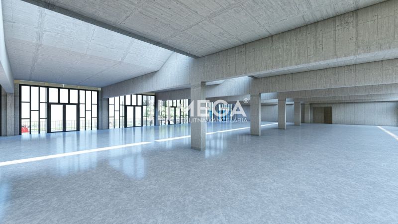 Prenájom obchodných priestorov v meste Humenné - Veľká presklená hala v obchodných priestoroch s betónovými stĺpmi a hladkou podlahou.