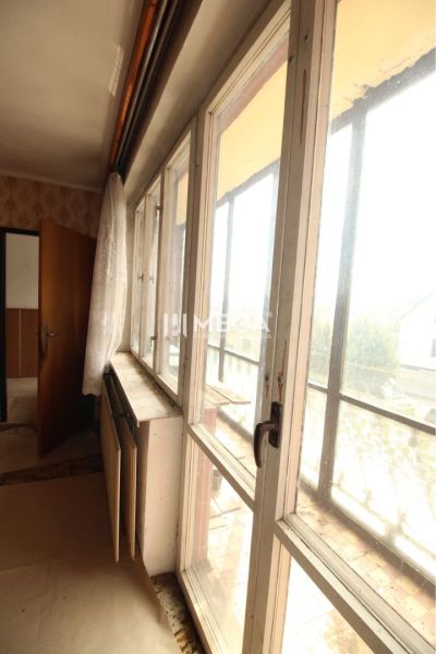 Na predaj Rodinný dom v obci Kochanovce - Interiér rodinného domu s presklenou lodžiou a drevenými dverami.
