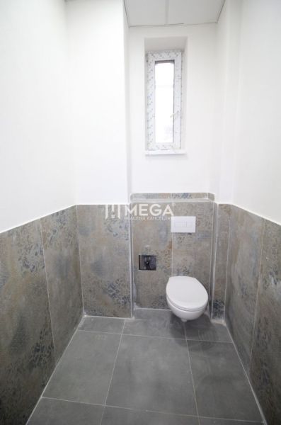 Na prenájom novo zrekonštruovaný obchodný priestor v meste Humenné - Kúpeľňa v obchodných priestoroch s jednoduchým dizajnom, disponuje toaletou a úzkym oknom.