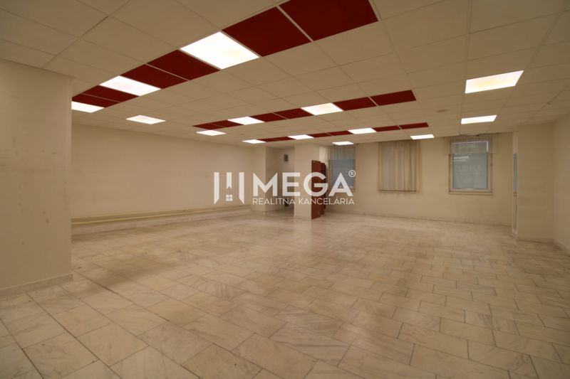 PRENÁJOM obchodného priestoru v OD LABOREC v meste Humenné - Priestranné obchodné priestory s keramickou podlahou a kazetovým stropom.