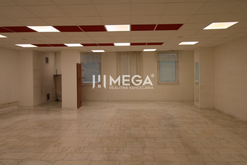 PRENÁJOM obchodného priestoru v OD LABOREC v meste Humenné - Obchodné priestory so svetlým interiérom a podlahou s dreveným dekorom.