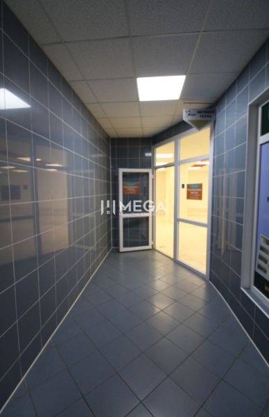 PRENÁJOM obchodného priestoru v OD LABOREC v meste Humenné - Chodba s kachličkovou podlahou a zasklenými dverami v obchodných priestoroch.