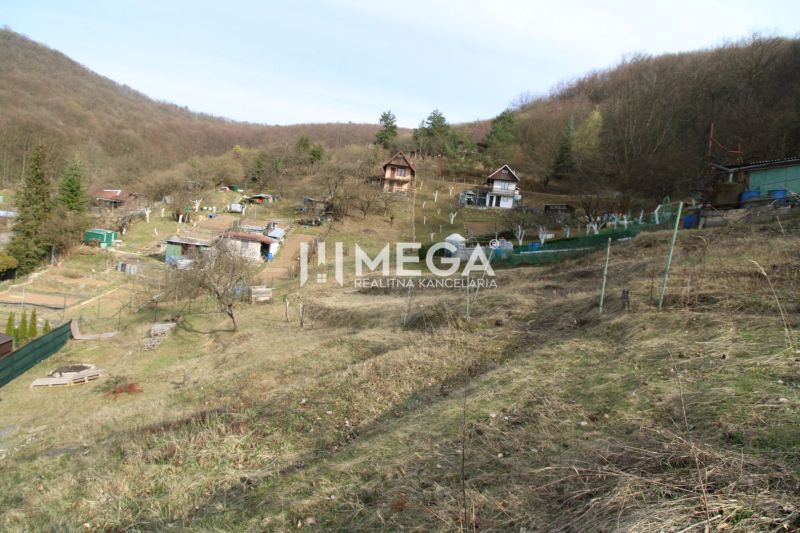 NA PREDAJ pozemok 800m2 v ZO Poniklec pri meste Humenné - Záhrady na svahu v Humennom na ZO Poniklec s viacerými drevenými chatkami.