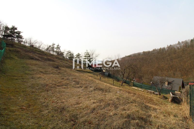 NA PREDAJ pozemok 800m2 v ZO Poniklec pri meste Humenné - Záhrady na ZO Poniklec v Humennom, svahovitý terén s výhľadom na zalesnené kopce.