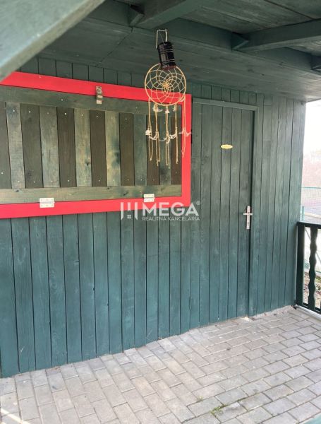 NA PREDAJ pozemok 800m2 v ZO Poniklec pri meste Humenné - Záhrada na ZO Poniklec v Humennom s drevenou dekoráciou na stene.