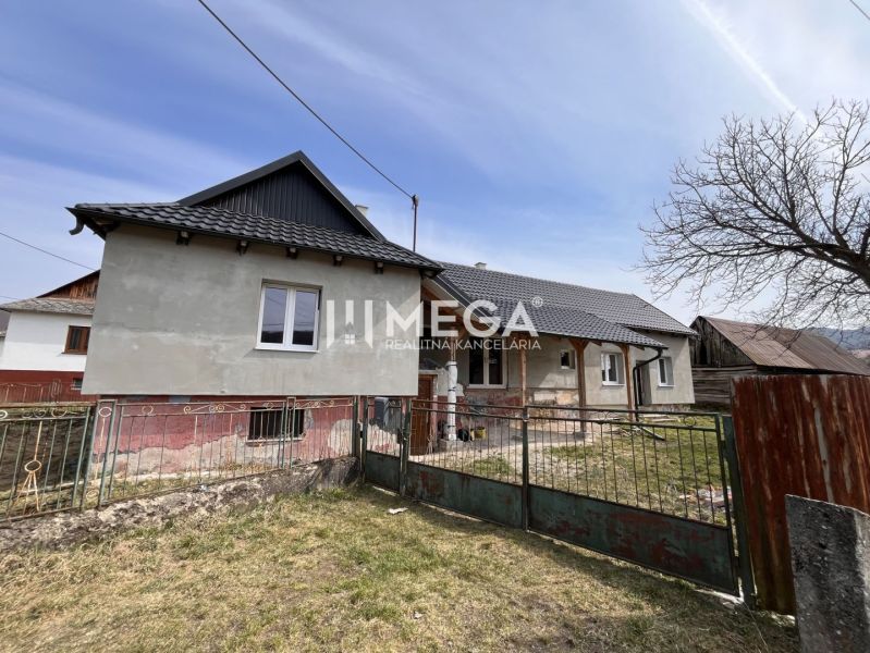 Na predaj - Dom s veľkým pozemkom v Pakostove - Rodinný dom v obci Pakostov na Pakostov ulici so záhradou a kovovým plotom.
