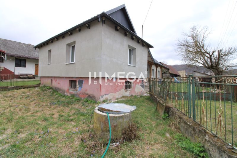 Na predaj - Dom s veľkým pozemkom v Pakostove - Rodinný dom v Pakostove na ulici Pakostov s priestranným dvorom a studňou.