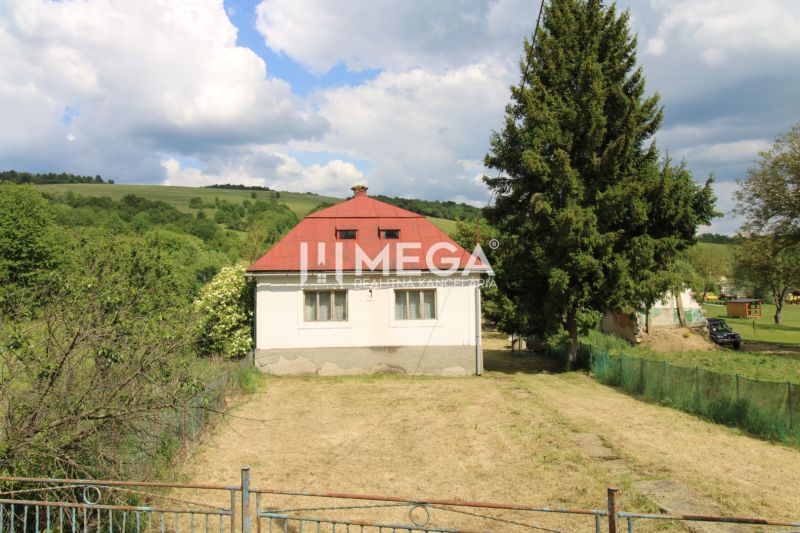 REZERVOVANÉ - Dom s krásnym pozemkom v Zbudskej Belej - Rodinný dom v Zbudskej Belej obklopený zeleňou a kopcovitou krajinou.