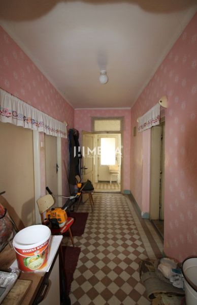 REZERVOVANÉ - Dom s krásnym pozemkom v Zbudskej Belej - Chodba v rodinnom dome s tapetami, kachličkovou podlahou a nábytkom.