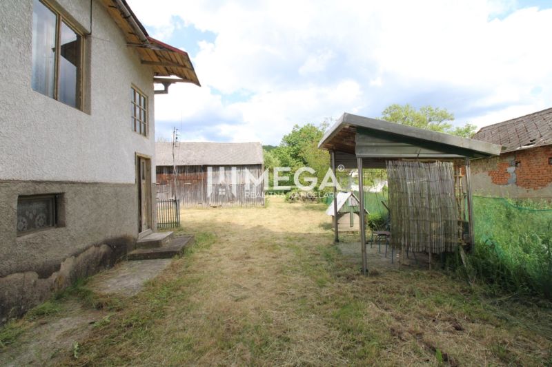 REZERVOVANÉ - Dom s krásnym pozemkom v Zbudskej Belej - Záhrada pri rodinnom dome v obci Zbudská Belá, s prístreškom a drevenou stavbou.