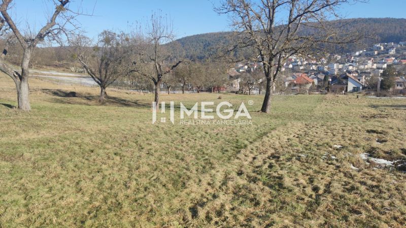 NA PREDAJ pozemok v Humennom - Pozemky - bývanie na Brestovskej ulici v Humennom, s výhľadom na mesto a stromy.
