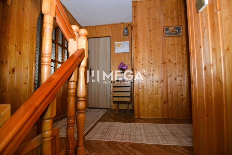 PREDAJ RODINNÉHO DOMU v obci LACKOVCE (HE) - Interiér Rodinného domu so schodiskom, dreveným obkladom a podlahou s dreveným dekorom.