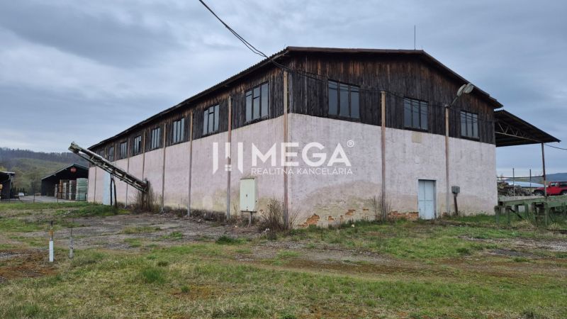 PRENÁJOM veľkej HALY v obci UDAVSKÉ - Sklady a haly v Udavskom v staršom prerobenom objekte s priľahlým trávnikom.