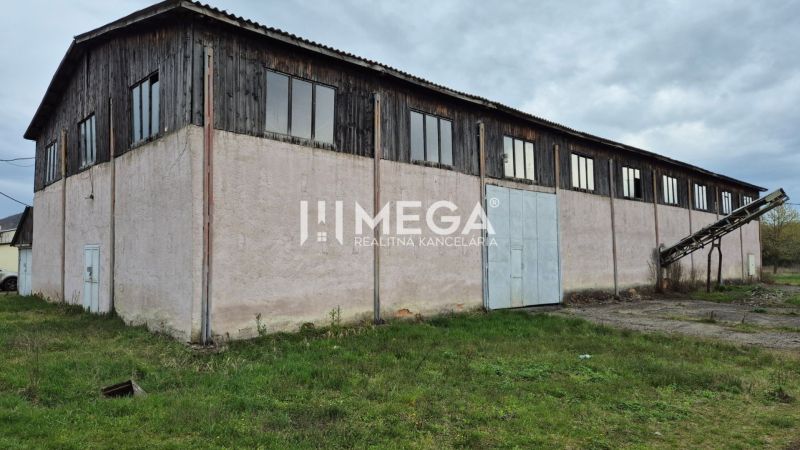 PRENÁJOM veľkej HALY v obci UDAVSKÉ - Sklady a haly v Udavskom s jednopodlažnou budovou so železobetónovou konštrukciou a plechovou strechou.