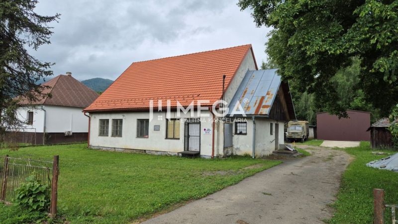 Predaj budovy v obci Zboj - Obchodné priestory v Zboji s trávnatým dvorom a starším prízemným domom.