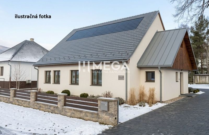 Predaj budovy v obci Zboj - Dom so šikmou strechou a dreveným obkladom v zimnom Zboji, obchodné priestory.