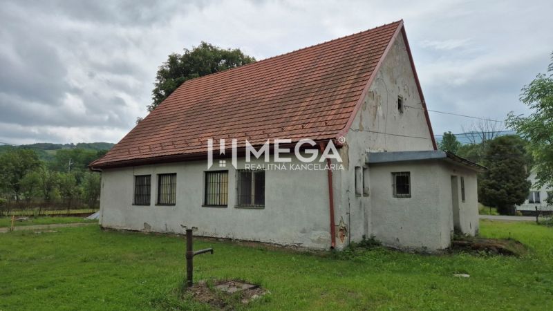 Predaj budovy v obci Zboj - Obchodné priestory v Zboji s vidieckym domčekom a záhradou v prírodnom prostredí.