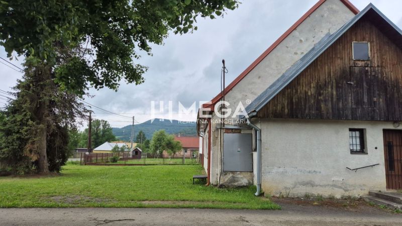 Predaj budovy v obci Zboj - Obchodné priestory v Zboji s trávnatým pozemkom, budova s dreveným obkladom.