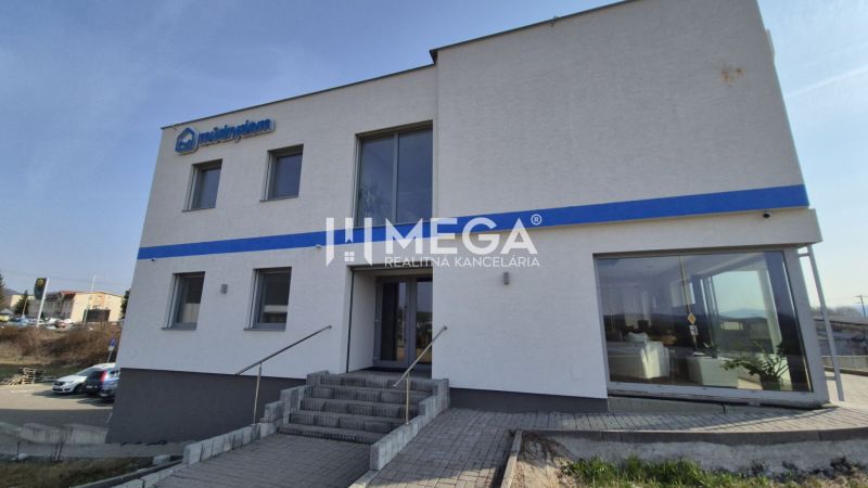 PRENÁJOM KANCELÁRIE (11 m2) v Humennom ul. Mierová - Budova kancelárií na Mierovej ulici v Humennom s veľkými presklenými oknami.