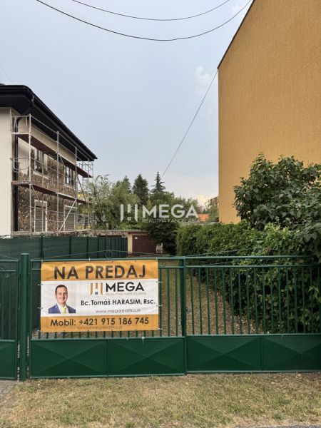 Na predaj garáž s pozemkom na sidl. IIA v meste Humenné - Na ulici Osloboditeľov v Humennom sa nachádzajú garáže na predaj.